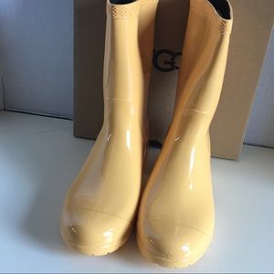 - New UGG Women Sienna Rain Boot.